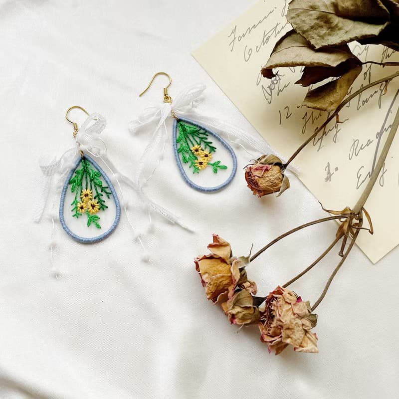 手作刺繡//蝴蝶結花束耳環//可改夾式