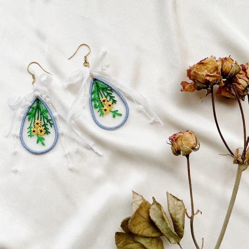 手作刺繡//蝴蝶結花束耳環//可改夾式