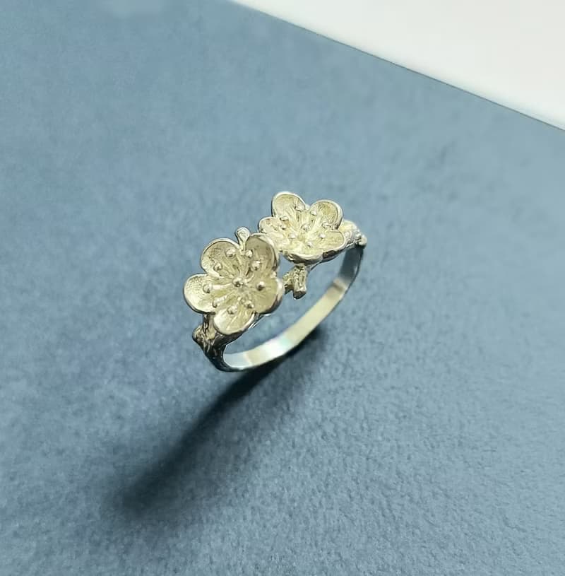 925純銀飾 +冬雪寒梅+ 盛開梅花意象戒指 國花 訂製戒圍