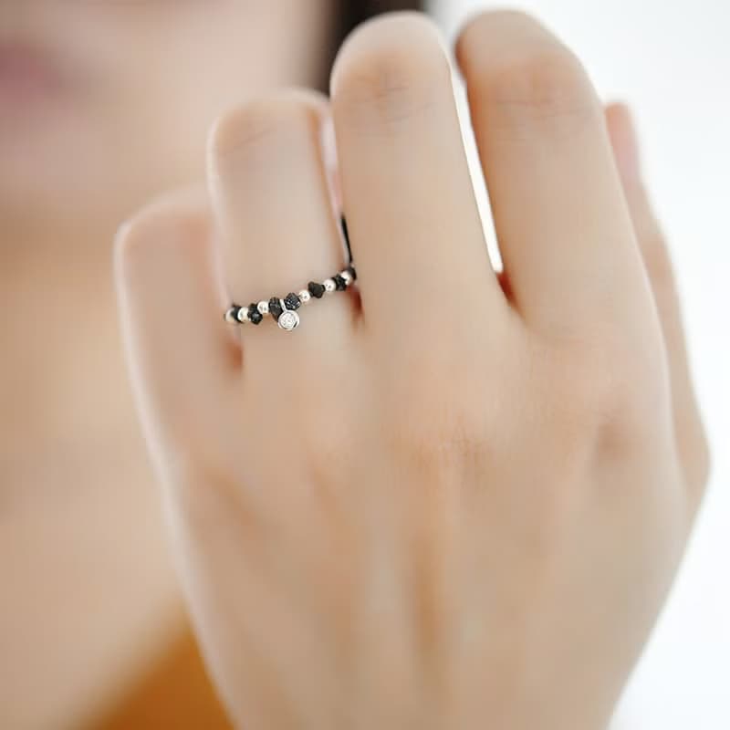 オリジナルデザイン 永遠不変 ブラックダイヤモンドとシルバービーズのリング ピンキーリング 4月誕生石