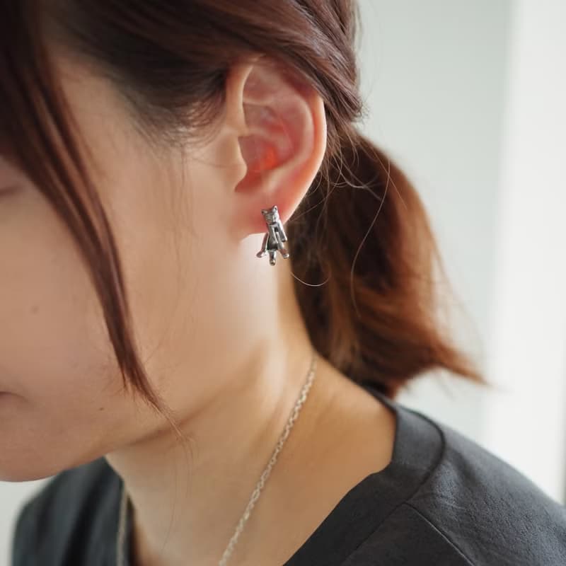 脱力猫ピアス　グリ　ブラック　片耳