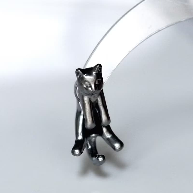 脱力猫ピアス　グリ　ブラック　片耳