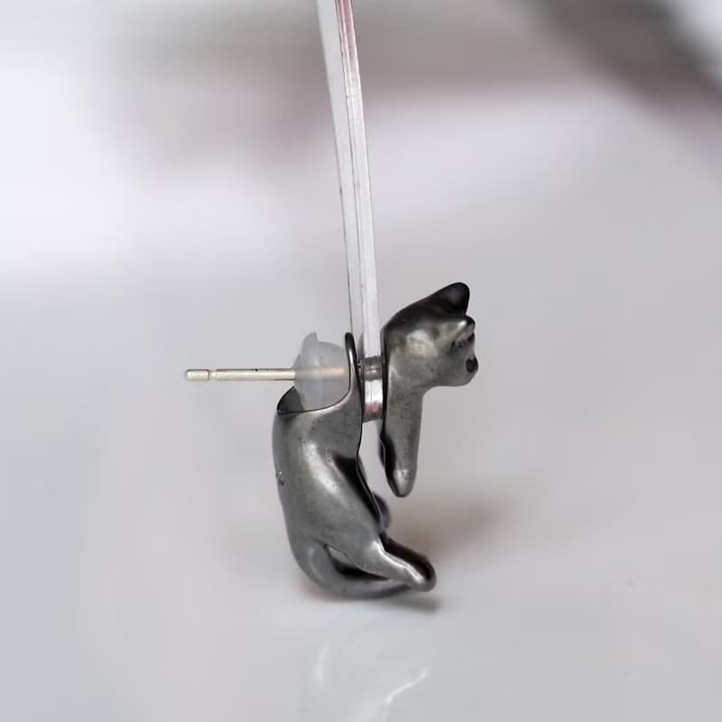 脱力猫ピアス　グリ　ブラック　片耳