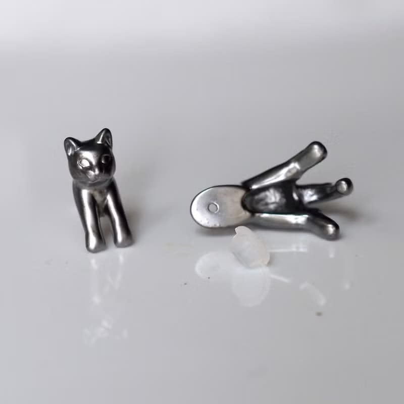 脱力猫ピアス　グリ　ブラック　片耳