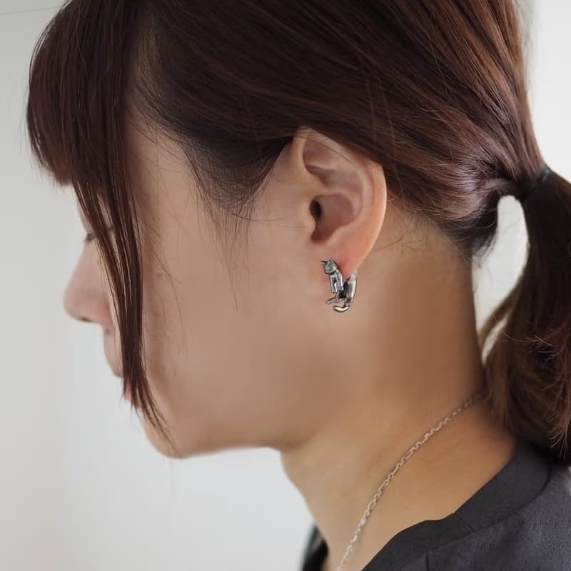 脱力猫ピアス　グリ　ブラック　片耳