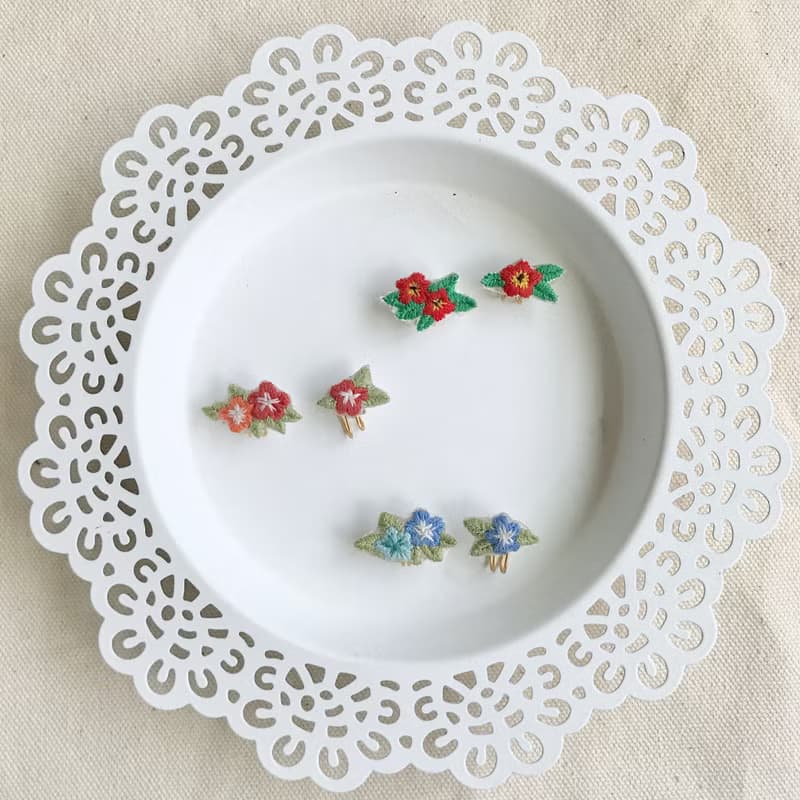 手作刺繡//清甜野花不對稱耳環//可改夾式