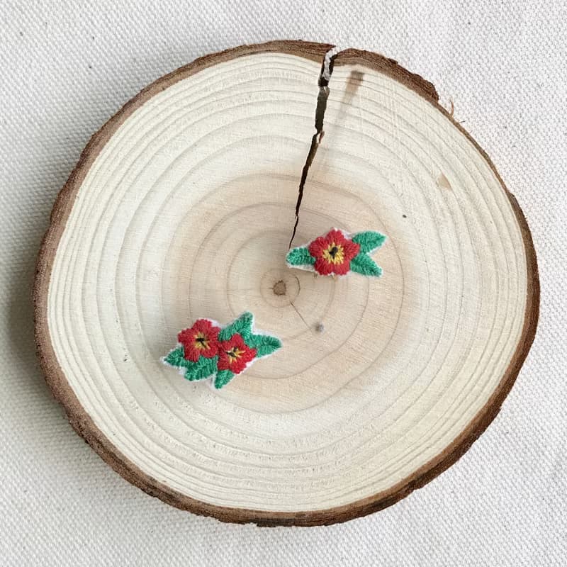 手作刺繡//清甜野花不對稱耳環//可改夾式