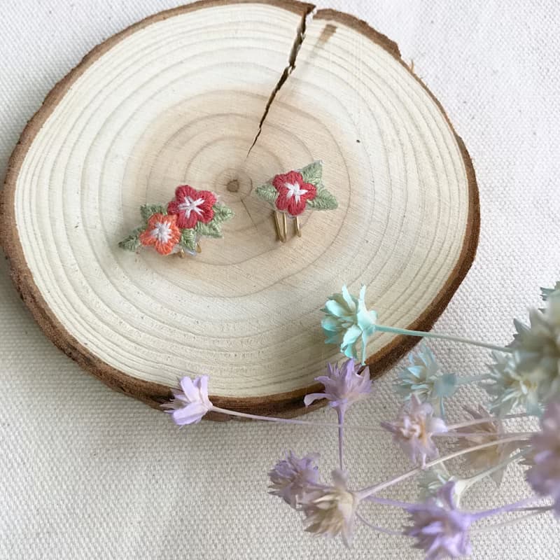 手作刺繡//清甜野花不對稱耳環//可改夾式