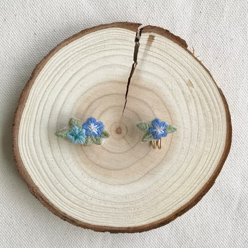 手作刺繡//清甜野花不對稱耳環//可改夾式