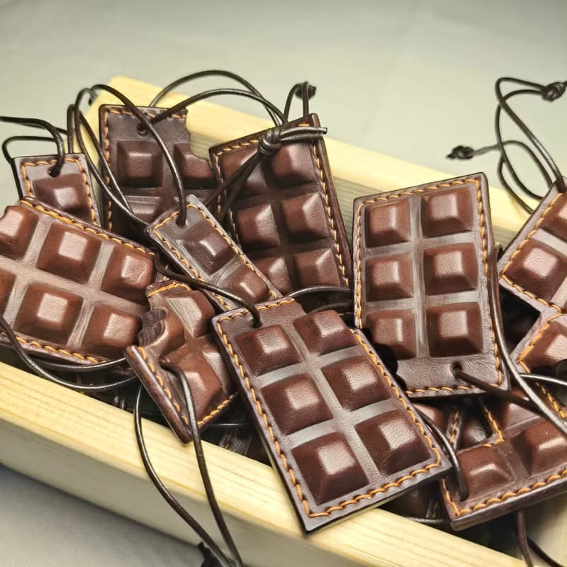 咬一口巧克力吊飾