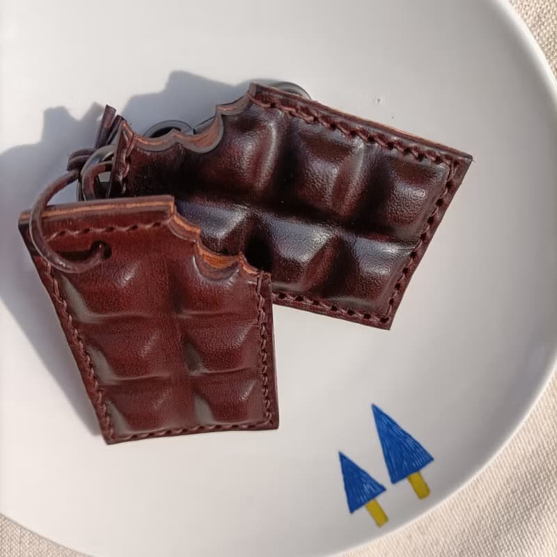 咬一口巧克力吊飾