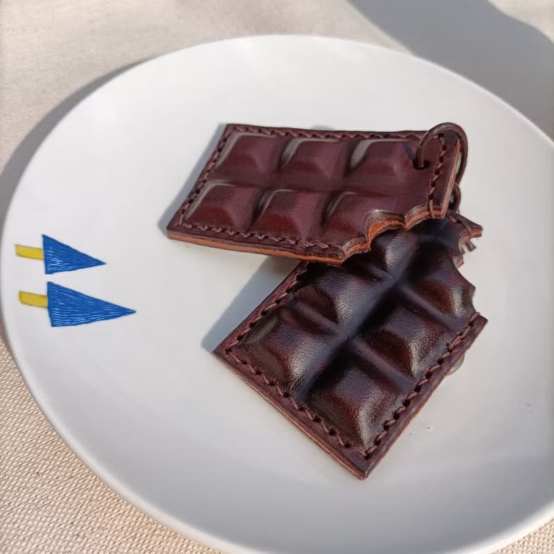 咬一口巧克力吊飾