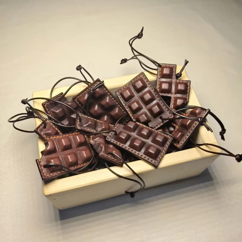 咬一口巧克力吊飾