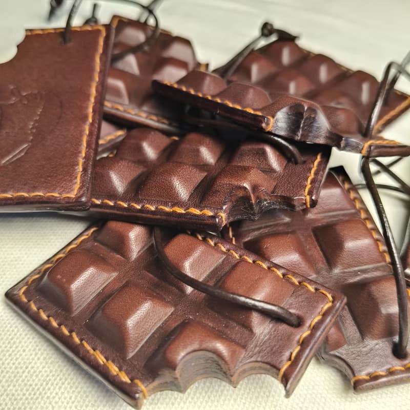 咬一口巧克力吊飾