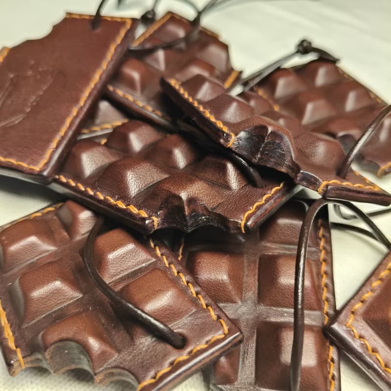 咬一口巧克力吊飾