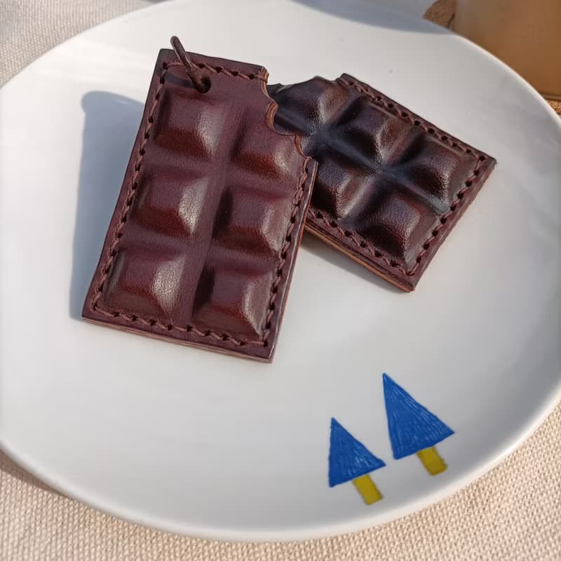 咬一口巧克力吊飾