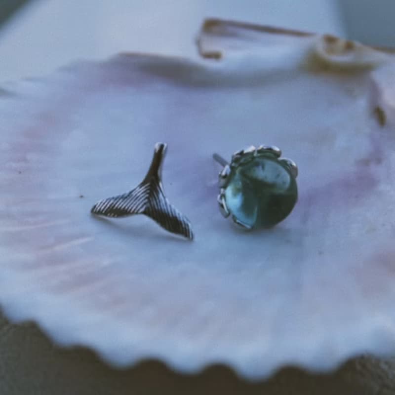 鯨魚的藍眼珠純銀耳環 WHALE'S BLUE EYE