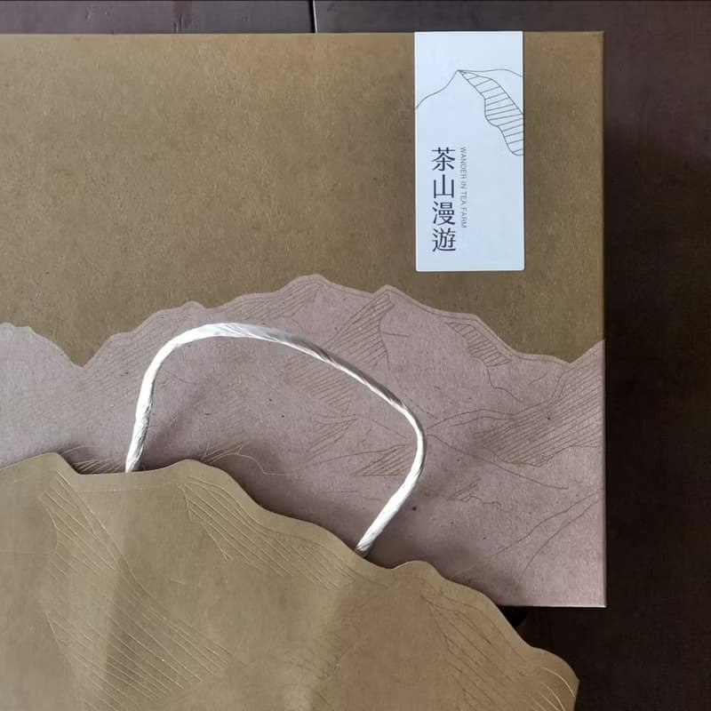 暖冬 品味茶金【茶山漫遊】禮盒--微炭香烏龍/蜜香紅茶(附提袋)