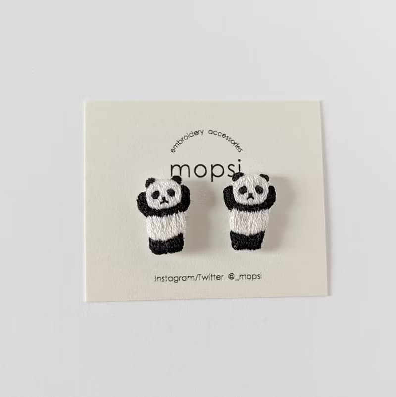 ばんざいパンダ　刺繍ピアス/イヤリング