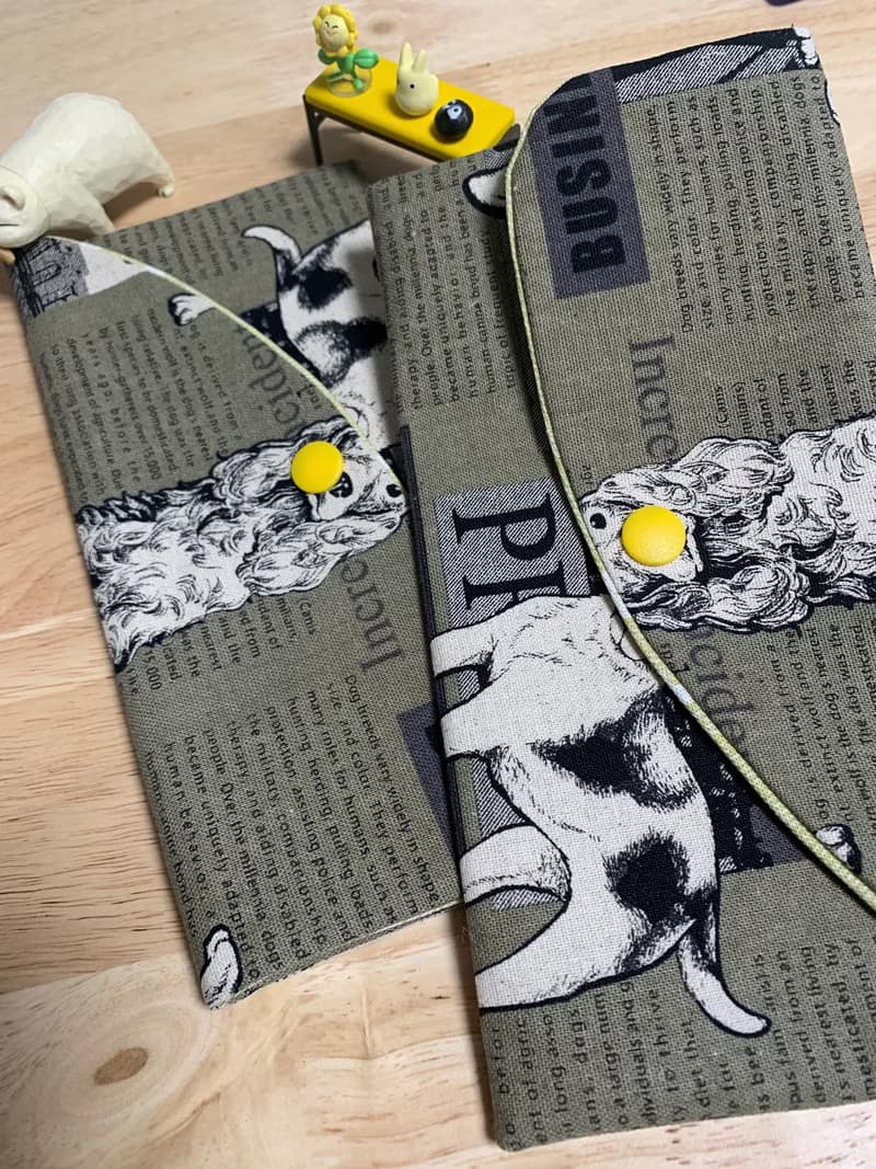 文青風優質萬用存摺袋 霸氣狗仔 大地黃 蛇年 禮物 收納 濕紙巾