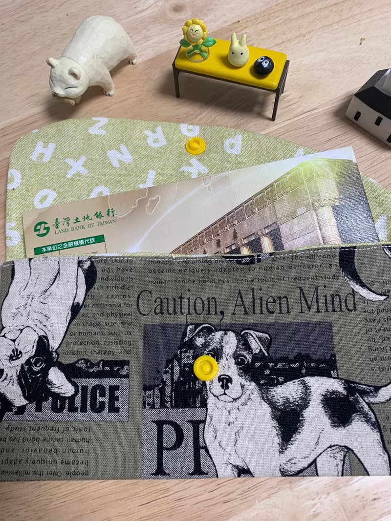 文青風優質萬用存摺袋 霸氣狗仔 大地黃 蛇年 禮物 收納 濕紙巾