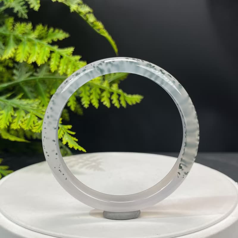 高品質 白色瑪瑙手鐲 59MM 冰潤起剛飄綠朱砂點玉髓手環 自信魅力