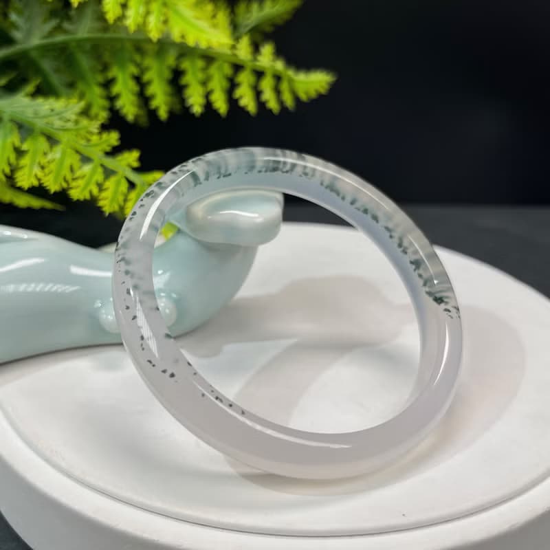 高品質 白色瑪瑙手鐲 59MM 冰潤起剛飄綠朱砂點玉髓手環 自信魅力