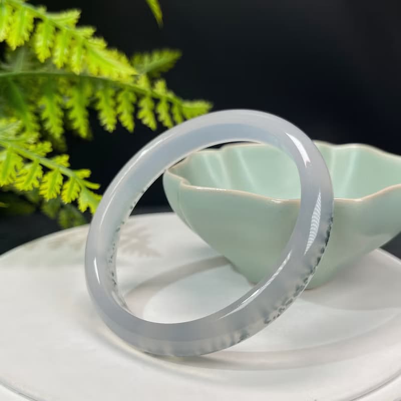 高品質 白色瑪瑙手鐲 59MM 冰潤起剛飄綠朱砂點玉髓手環 自信魅力