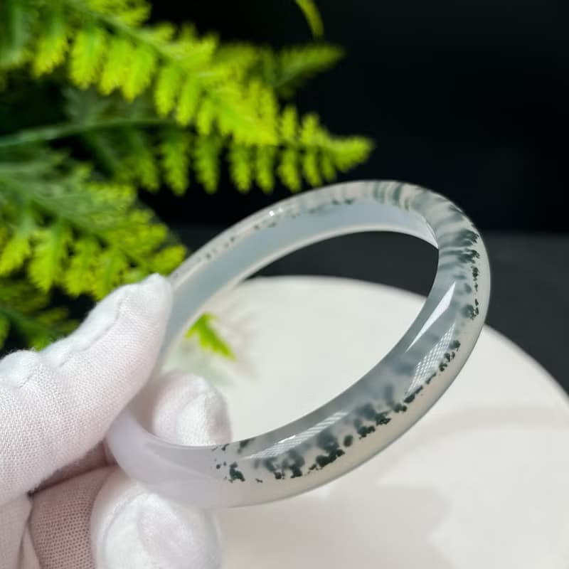 高品質 白色瑪瑙手鐲 59MM 冰潤起剛飄綠朱砂點玉髓手環 自信魅力