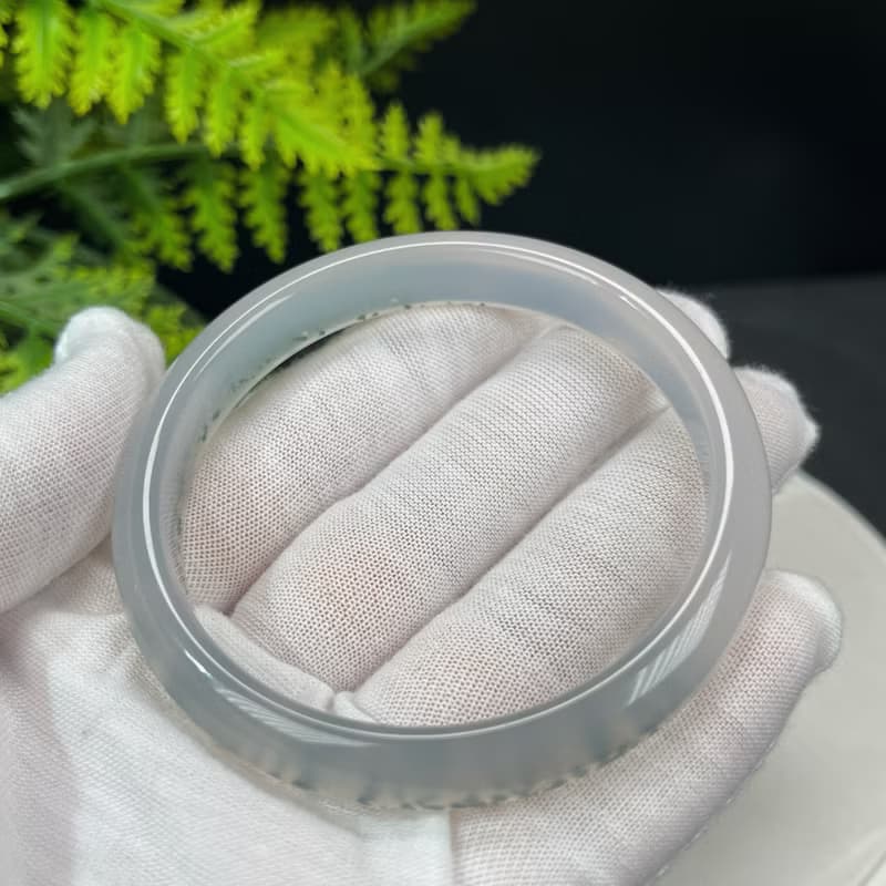 高品質 白色瑪瑙手鐲 59MM 冰潤起剛飄綠朱砂點玉髓手環 自信魅力