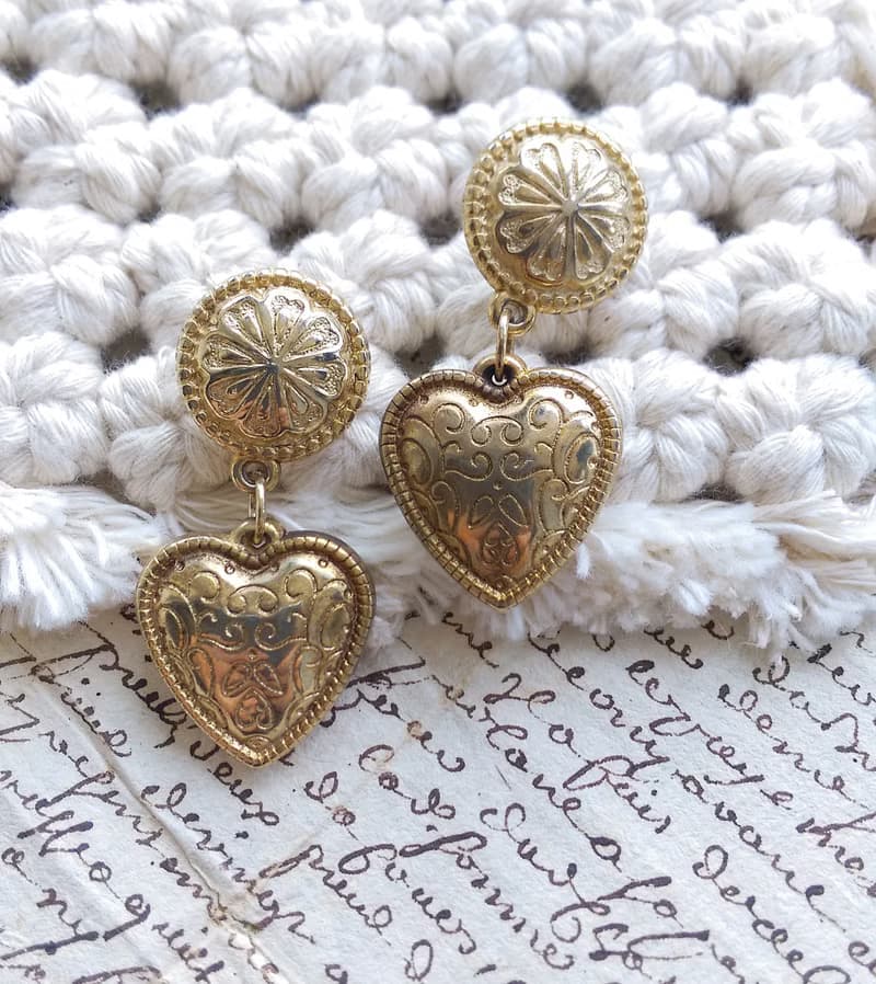 Vintage Jewelry 西洋古董飾品 金色調 雕紋 金愛心 針式耳環