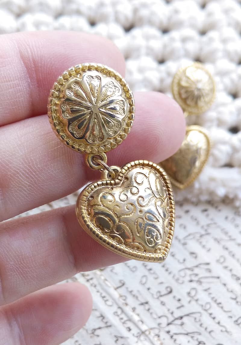 Vintage Jewelry 西洋古董飾品 金色調 雕紋 金愛心 針式耳環