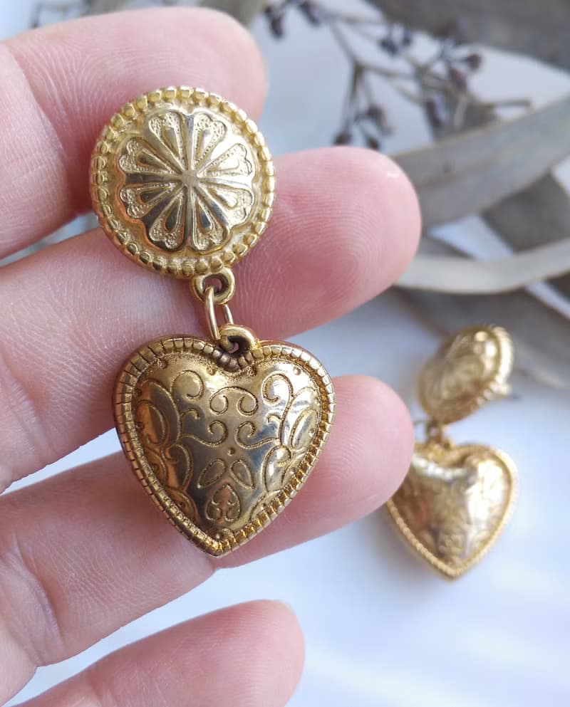 Vintage Jewelry 西洋古董飾品 金色調 雕紋 金愛心 針式耳環