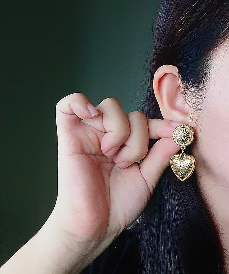 Vintage Jewelry 西洋古董飾品 金色調 雕紋 金愛心 針式耳環