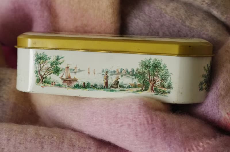 古董古典荷蘭購入河邊小帆船景點山水風鐵盒 W875