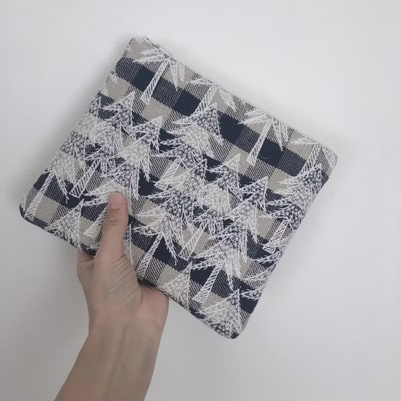 mina perhonen landtheater & choucho ポーチ　森　電子書籍　収納袋　刺繍　リーダー入れ
