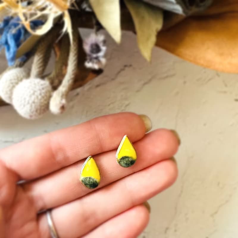 【再販】 小ぶり しずく 絵付 陶器 金継ぎ ピアス イヤリング ノンホールピアス 黄色 イエロー 緑 グリーン 深緑 ゴールド 金 小さい シンプル ギフト