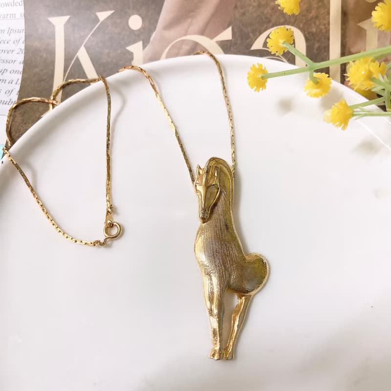 【 西洋古董飾品 】稀有 沙金線條掐絲優雅姿勢馬匹 質感項鍊