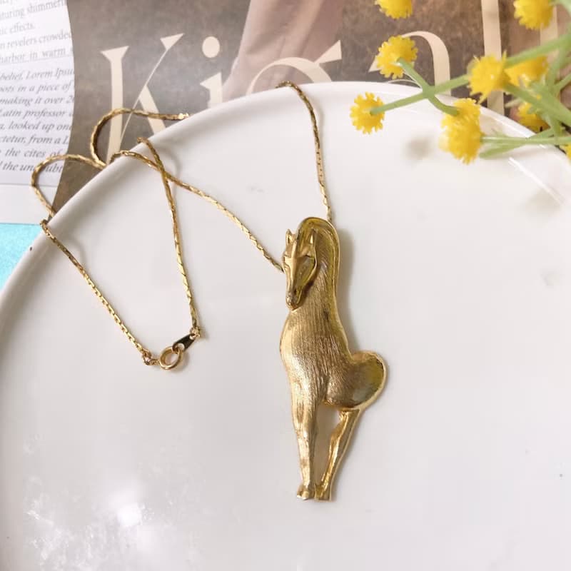 【 西洋古董飾品 】稀有 沙金線條掐絲優雅姿勢馬匹 質感項鍊