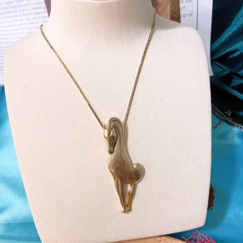 【 西洋古董飾品 】稀有 沙金線條掐絲優雅姿勢馬匹 質感項鍊
