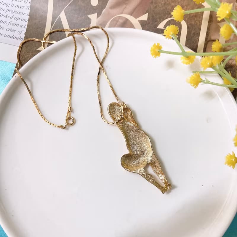 【 西洋古董飾品 】稀有 沙金線條掐絲優雅姿勢馬匹 質感項鍊