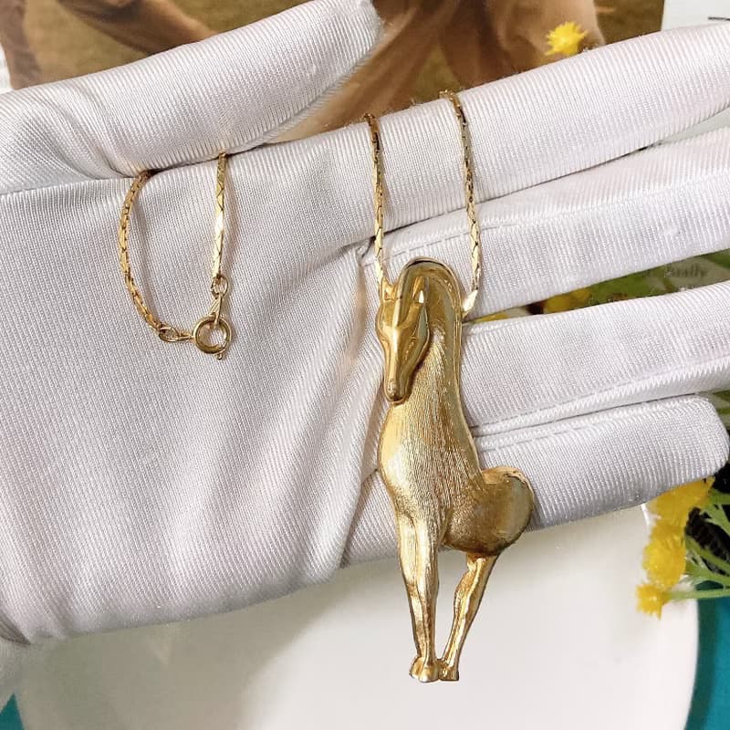 【 西洋古董飾品 】稀有 沙金線條掐絲優雅姿勢馬匹 質感項鍊
