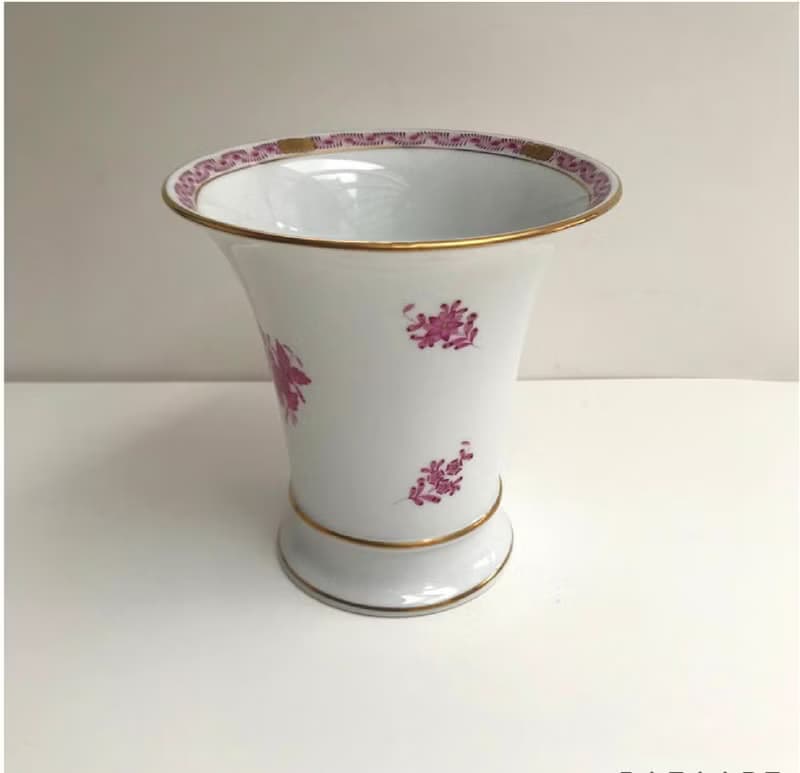海倫德花瓶|復古白色花瓶與粉紅色花朵圖案 1970 年代