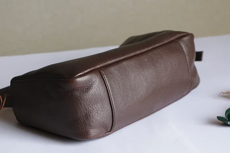 身軽レザー牛革ショルダーバッグ斜め掛け収納バッグ出会いポシェット　長財布収納可能 コーヒー色