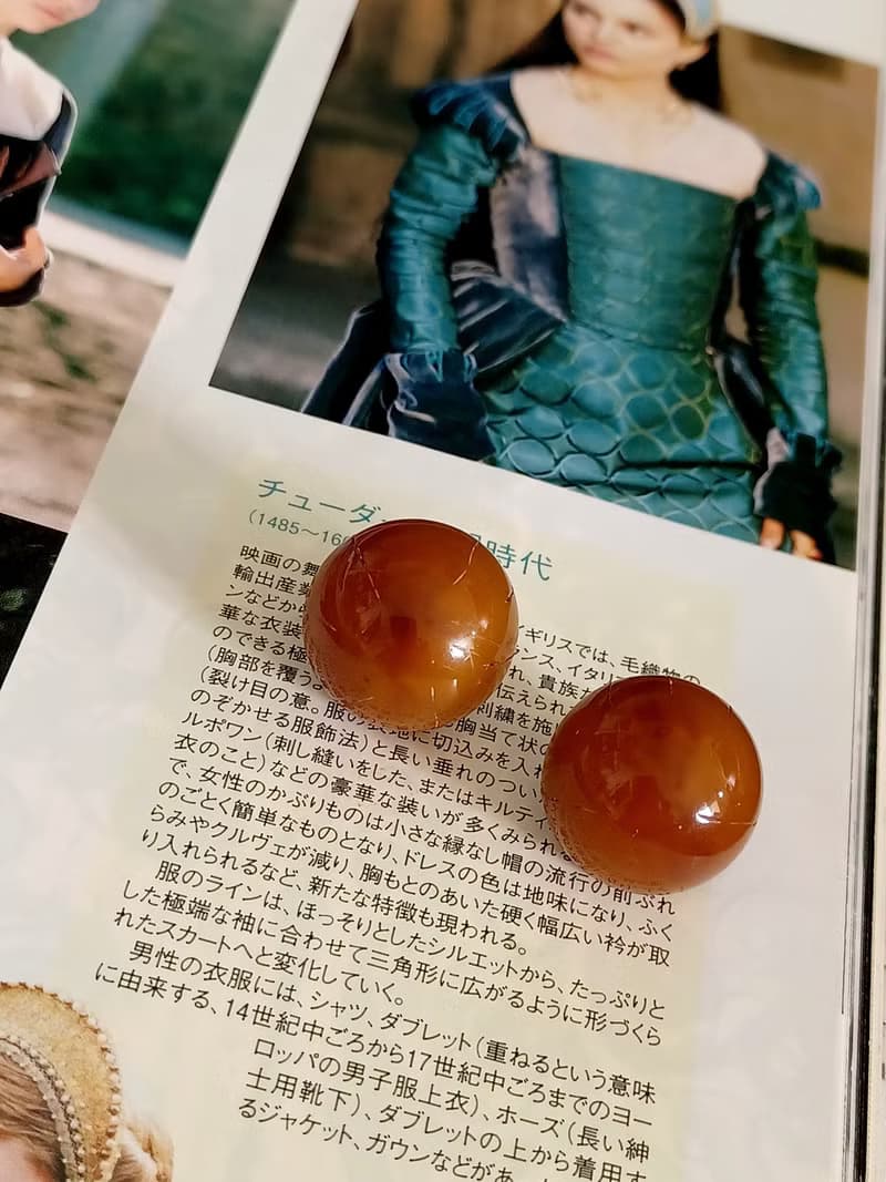 vintage jewelry Trifari 簡約琥珀色半球形 夾式耳環