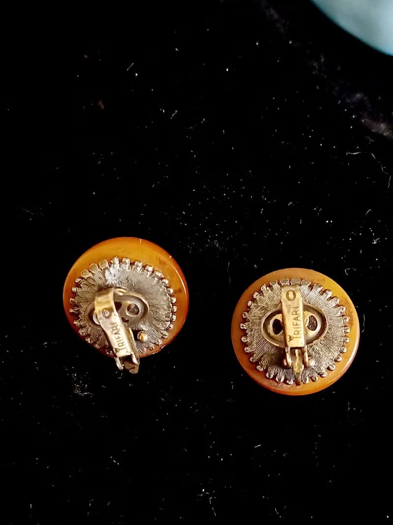 vintage jewelry Trifari 簡約琥珀色半球形 夾式耳環