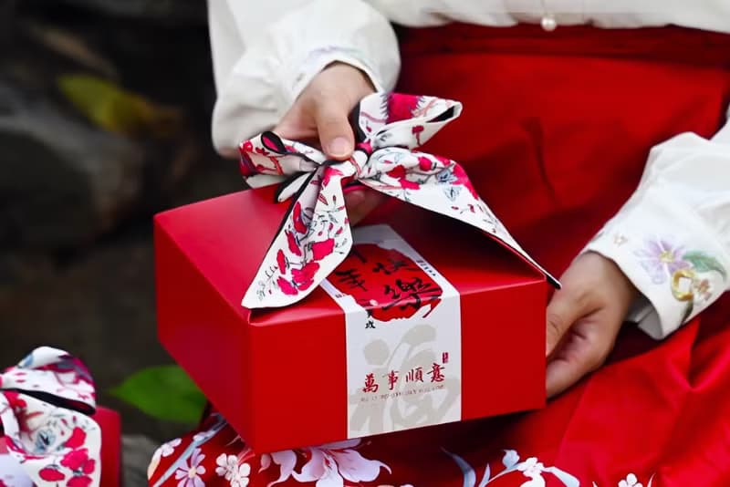 【禾果】新年快樂絲巾款綜合果乾禮盒