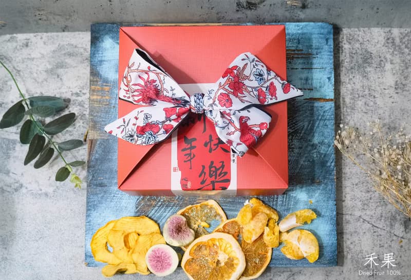 【禾果】新年快樂絲巾款綜合果乾禮盒