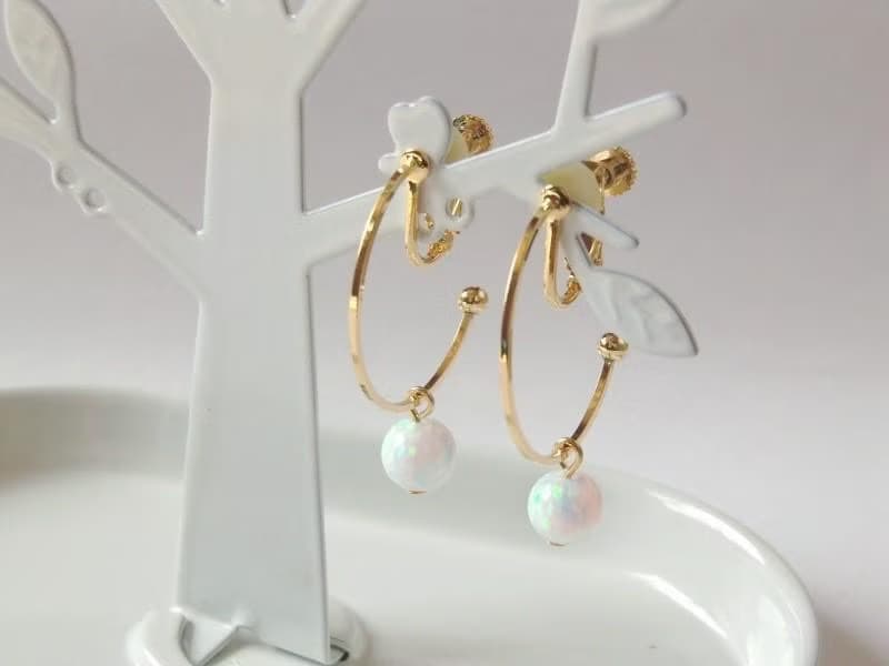 シャボン玉 イヤリング　揺れる 京都オパール 上品 シンプル 大人 清楚 爽やか リング フープ 輪 胡粉 白 ホワイト 虹 夏 人工オパール 人造オパール