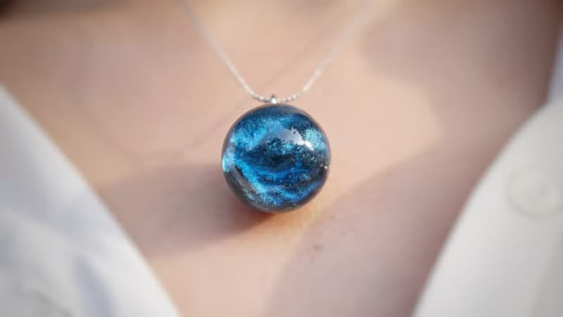 胡桃木藍瞳球型墜飾